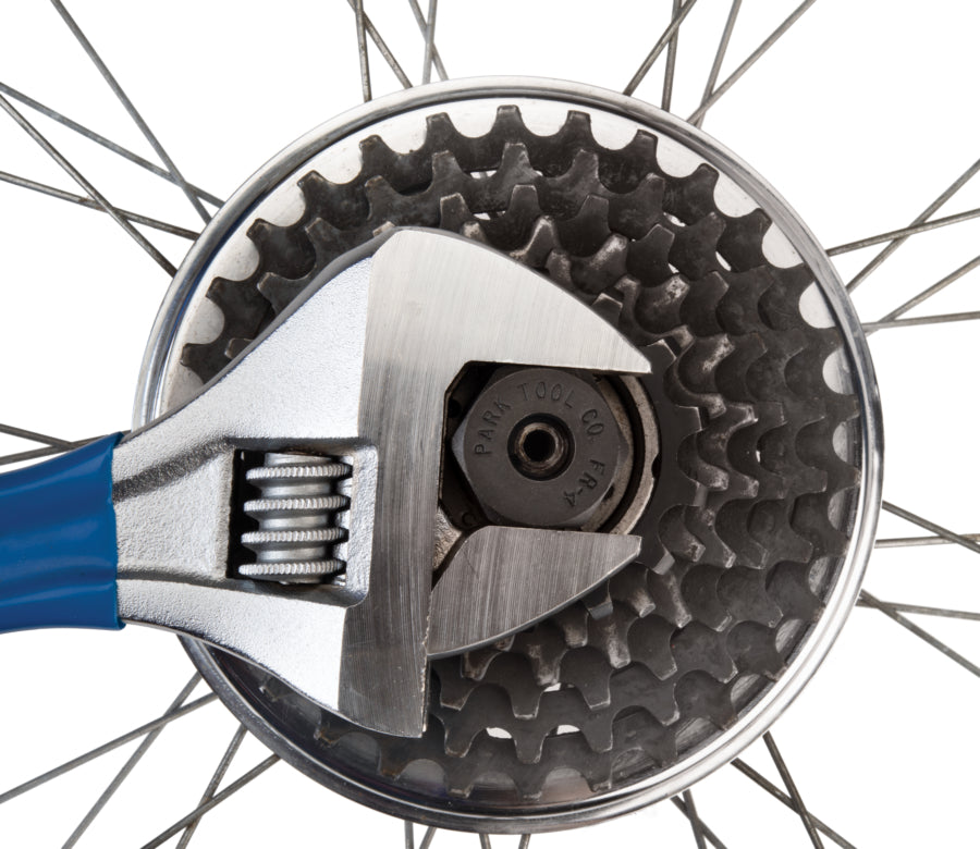 Park Tool FR-4 acionado com uma chave inglesa para desmontar uma roda livre
