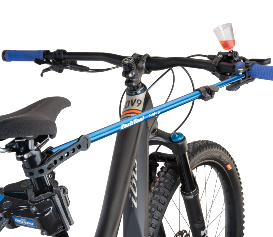 Park Tool HBH-3 a segurar um guiador de BTT durante a purga de um travão
