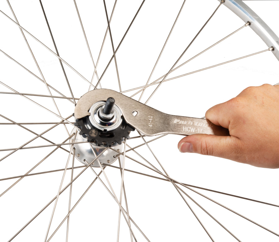 Park Tool HCW-17 a desmontar um anel de bloqueio num cubo de pinhão fixo