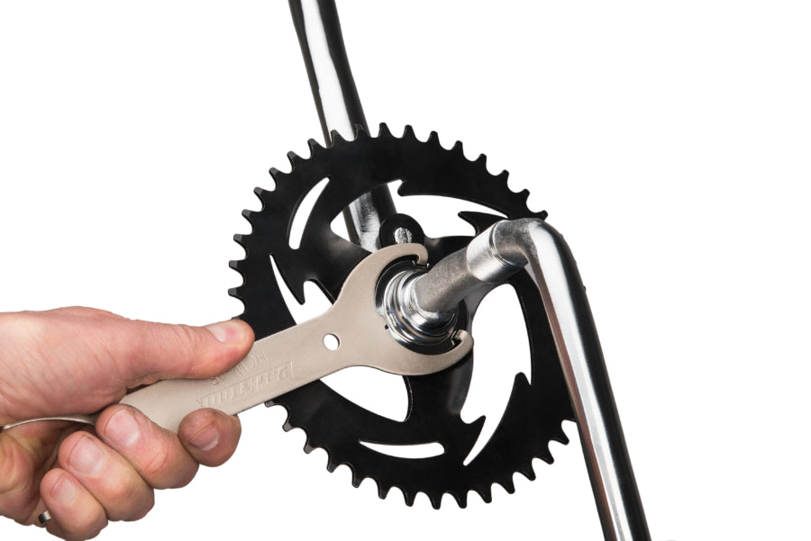Park Tool HCW-18 a desmontar um braço pedaleiro do lado da transmissão