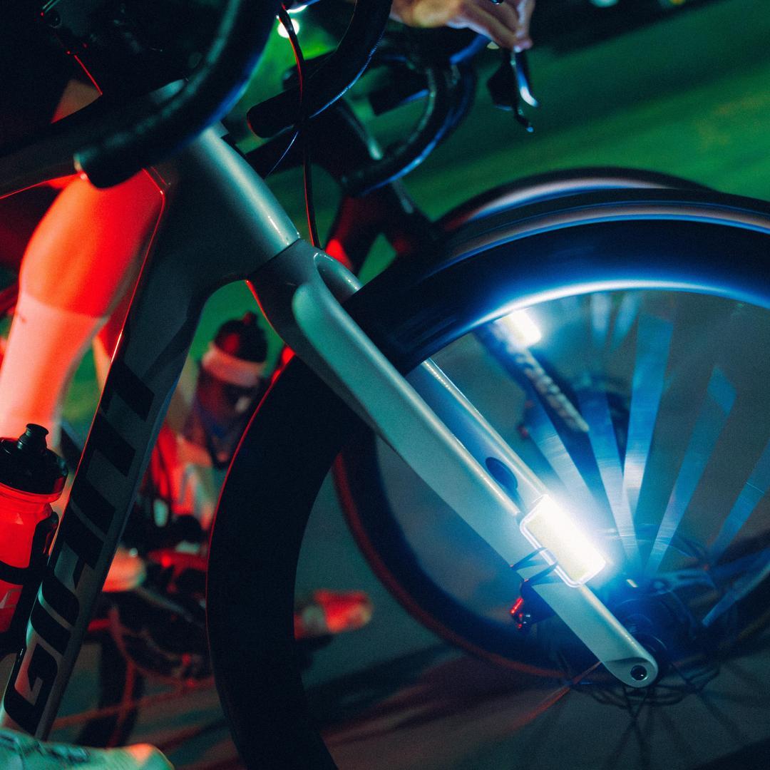 Luz dianteira Knog Cobber Reflex na bicicleta