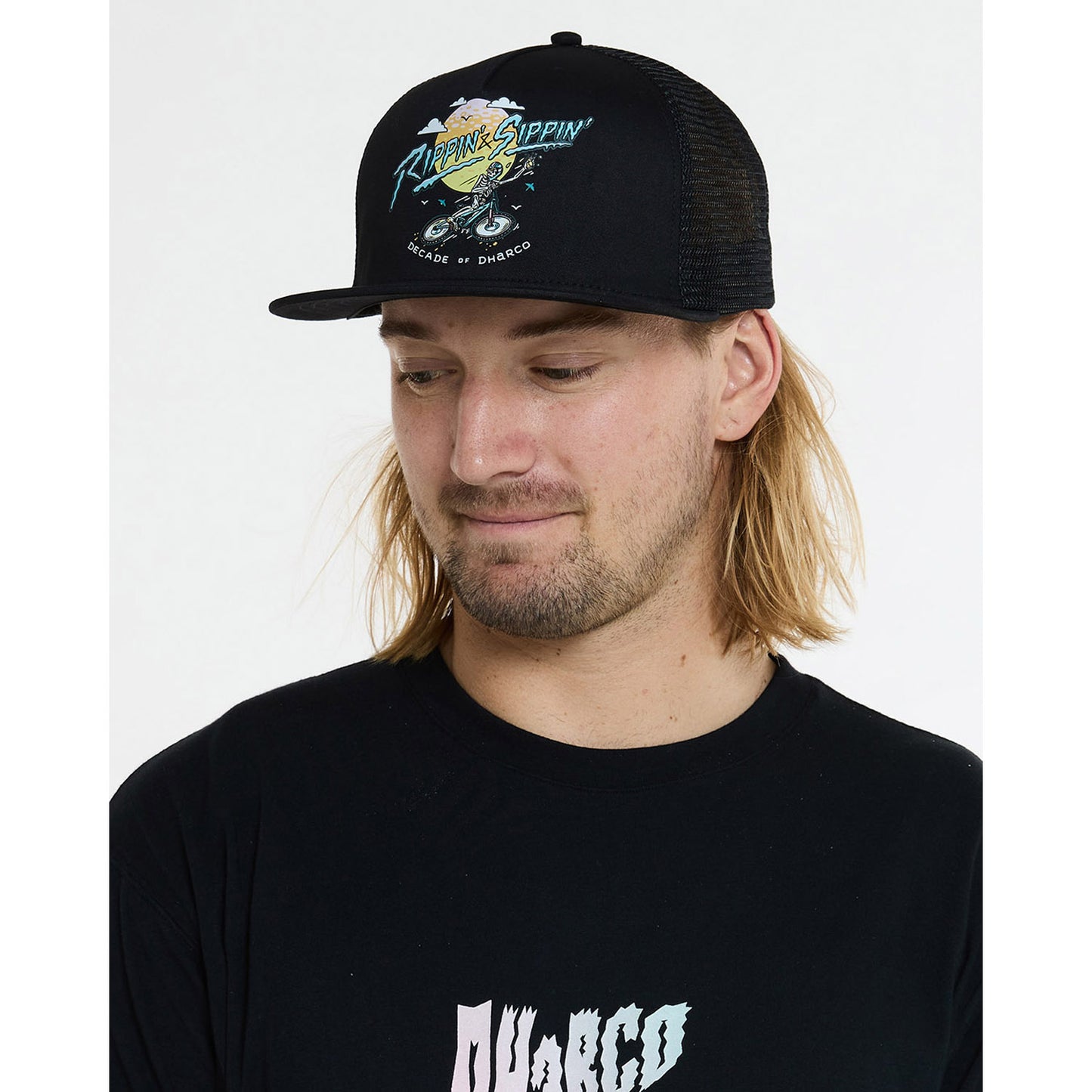 Boné DHARCO FLAT BRIM TRUCKER RIPPIN AND SIPPIN Preto