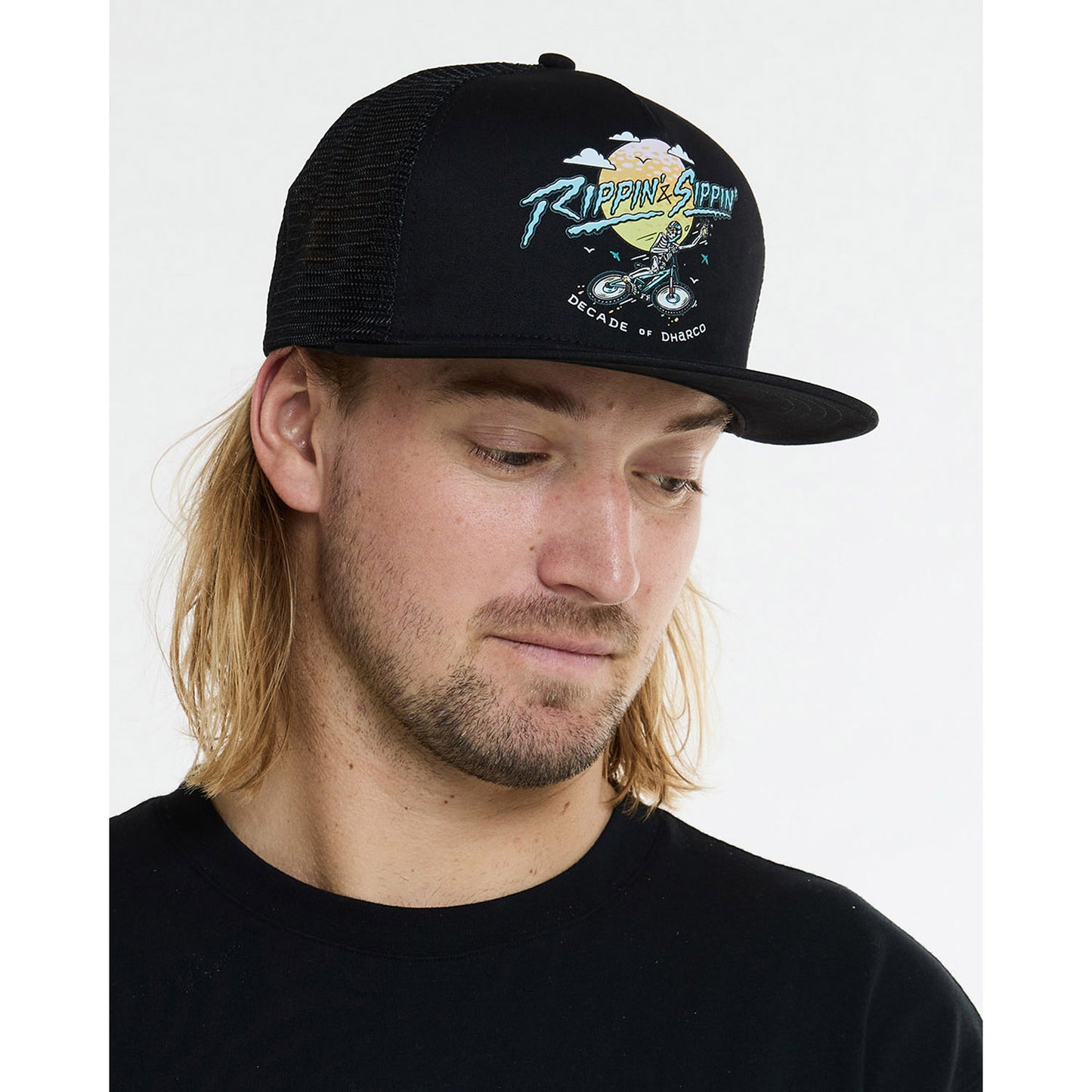 Boné DHARCO FLAT BRIM TRUCKER RIPPIN AND SIPPIN Preto