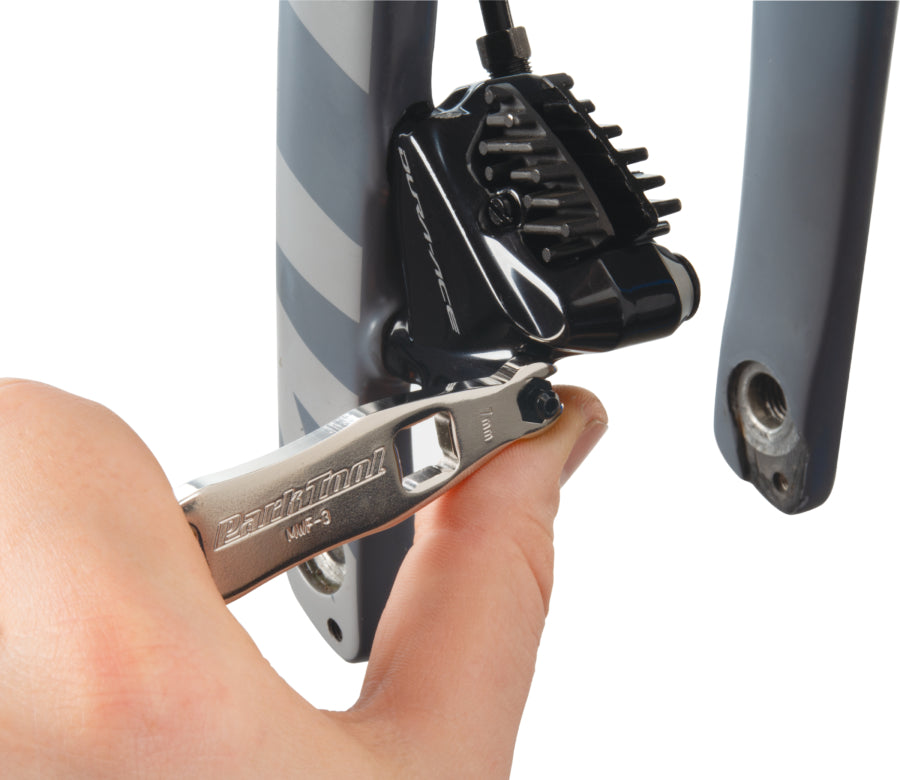 Park Tool MWF-3 a apertar um parafuso de purga da pinça do travão de disco