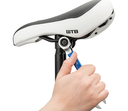 Park Tool MWR-13 a apertar uma abraçadeira do espigão de selim