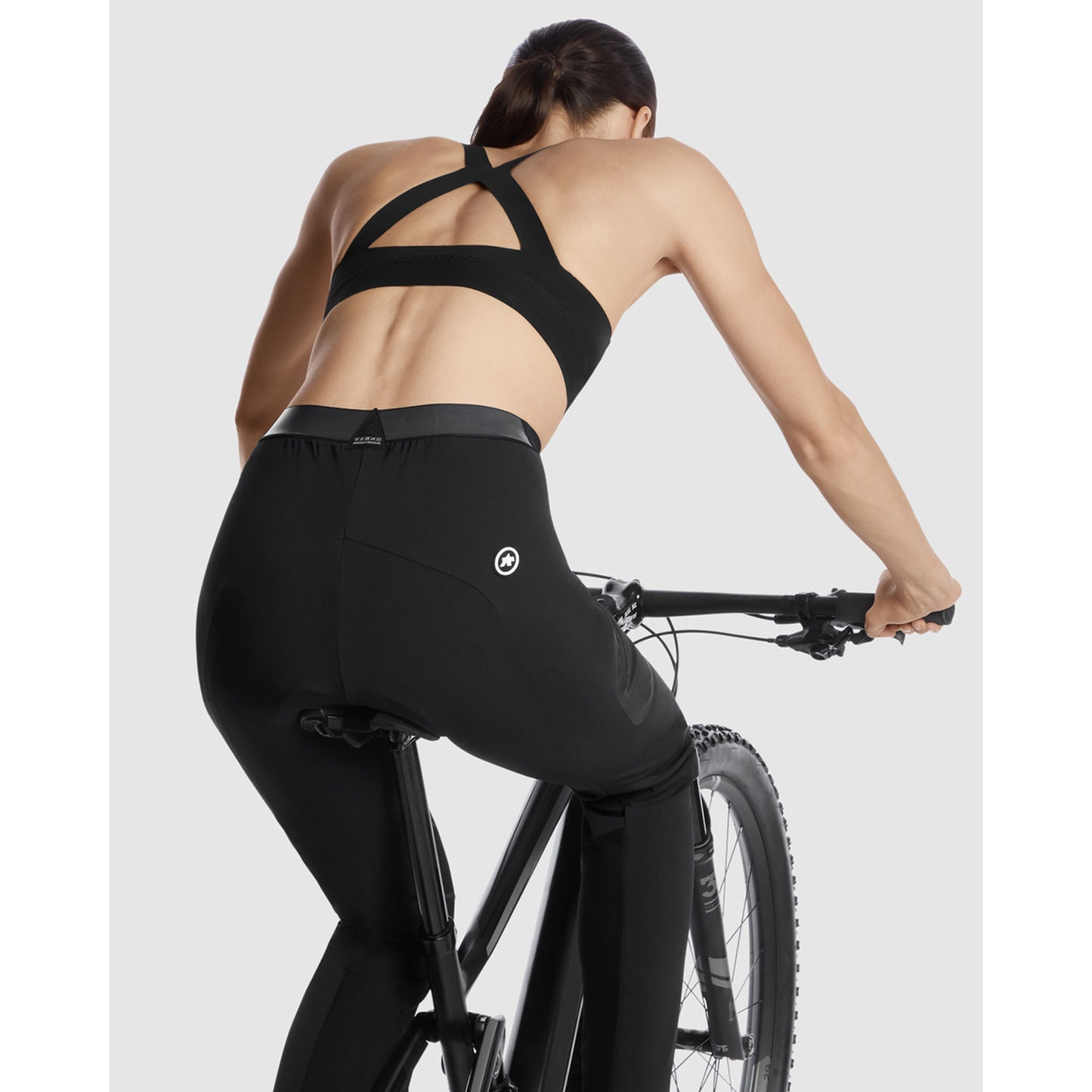 ASSOS TACTICA Calças justas com babete para mulher em preto