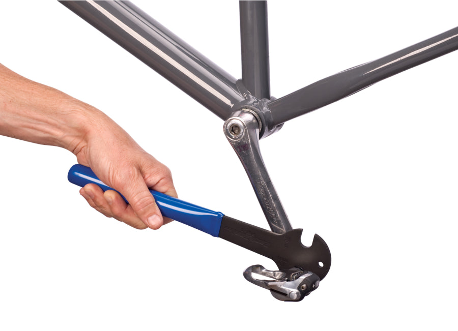 Chave Park Tool PW-3 encaixada num pedal