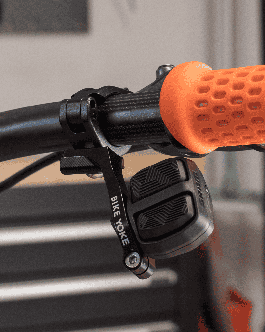 Colar BIKEYOKE PODDY EV para a alavanca de velocidades direita SRAM AXS POD