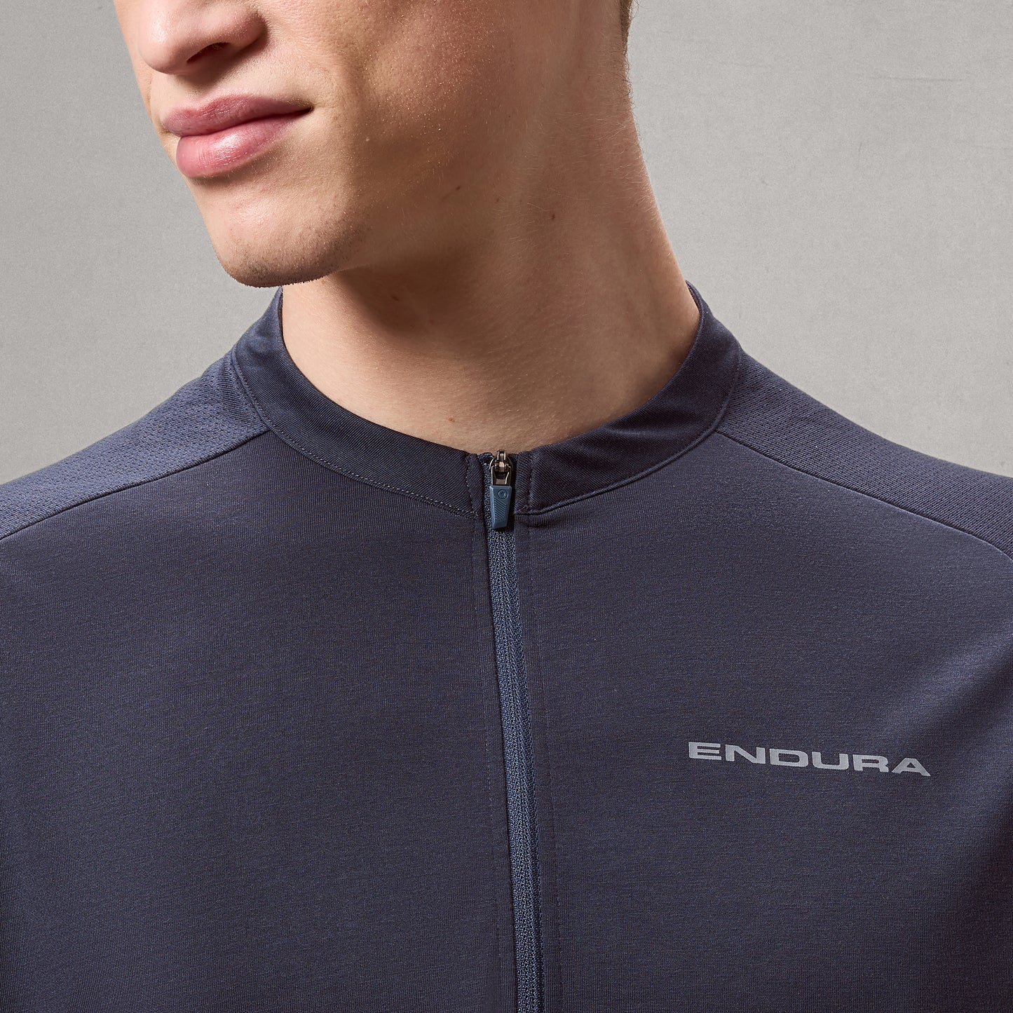 ENDURA LOOP ZIPPED Short Sleeve Carbon Jersey Cinzento