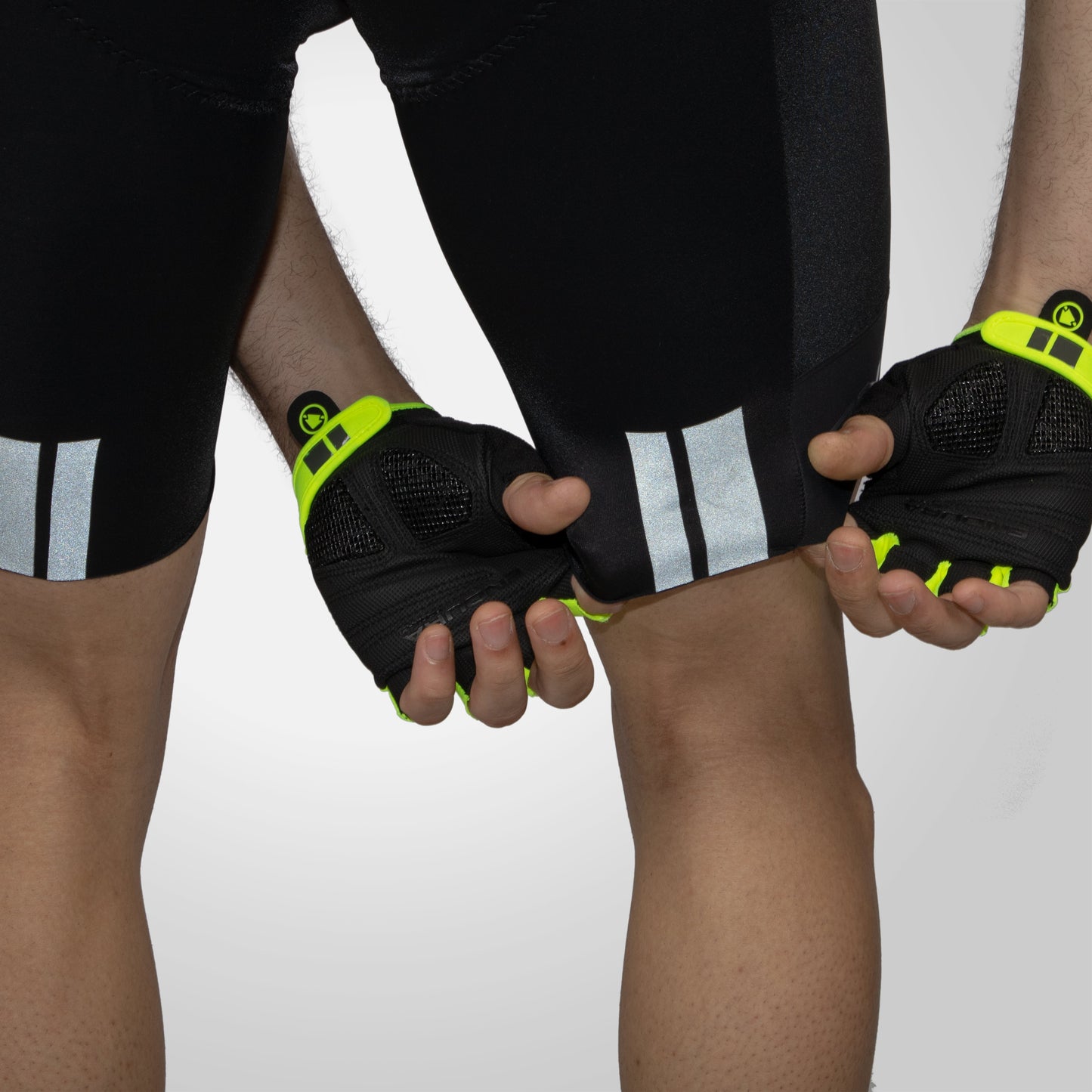 Shorts curtos com tiras pretas de endura fs260
