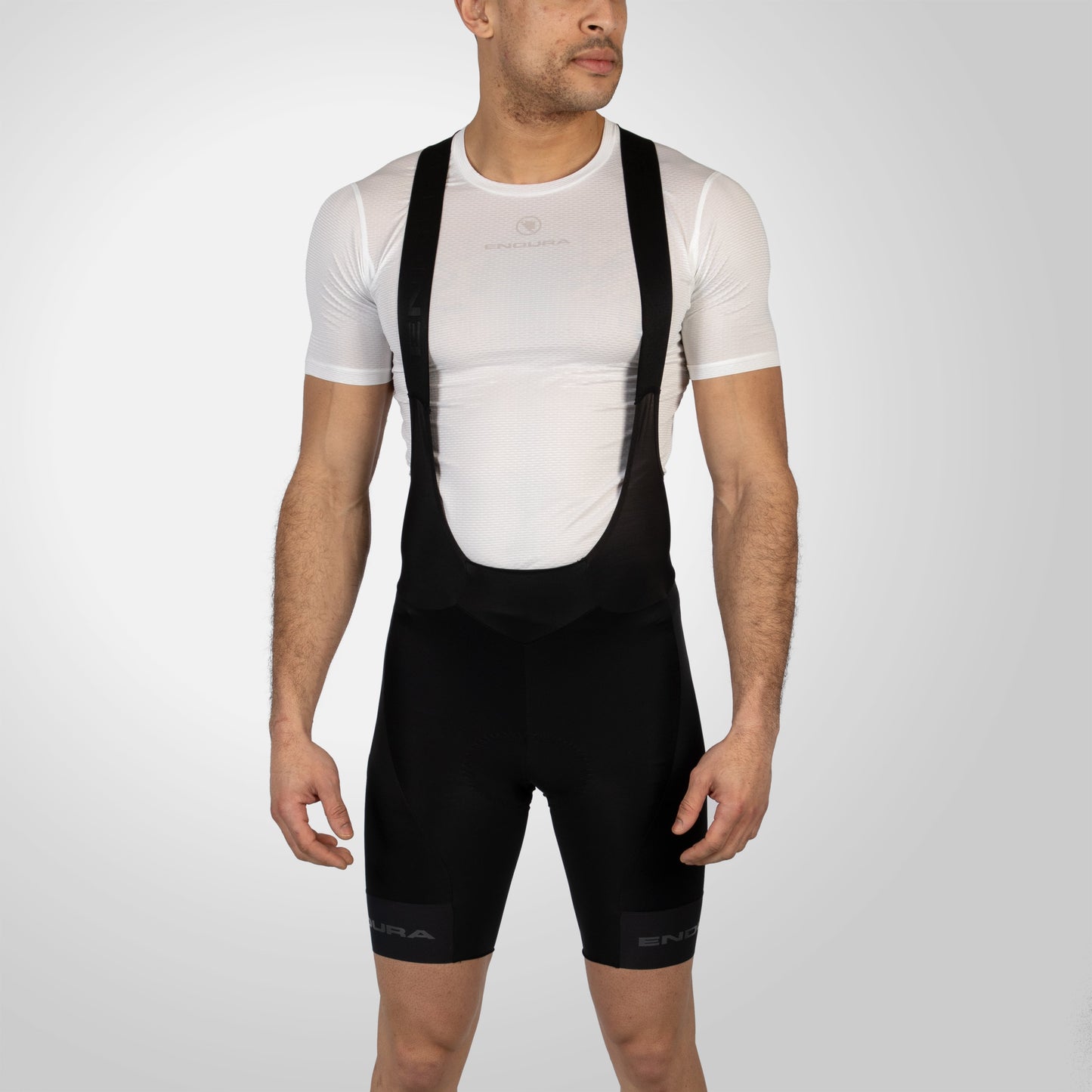 Shorts curtos com tiras pretas de endura fs260