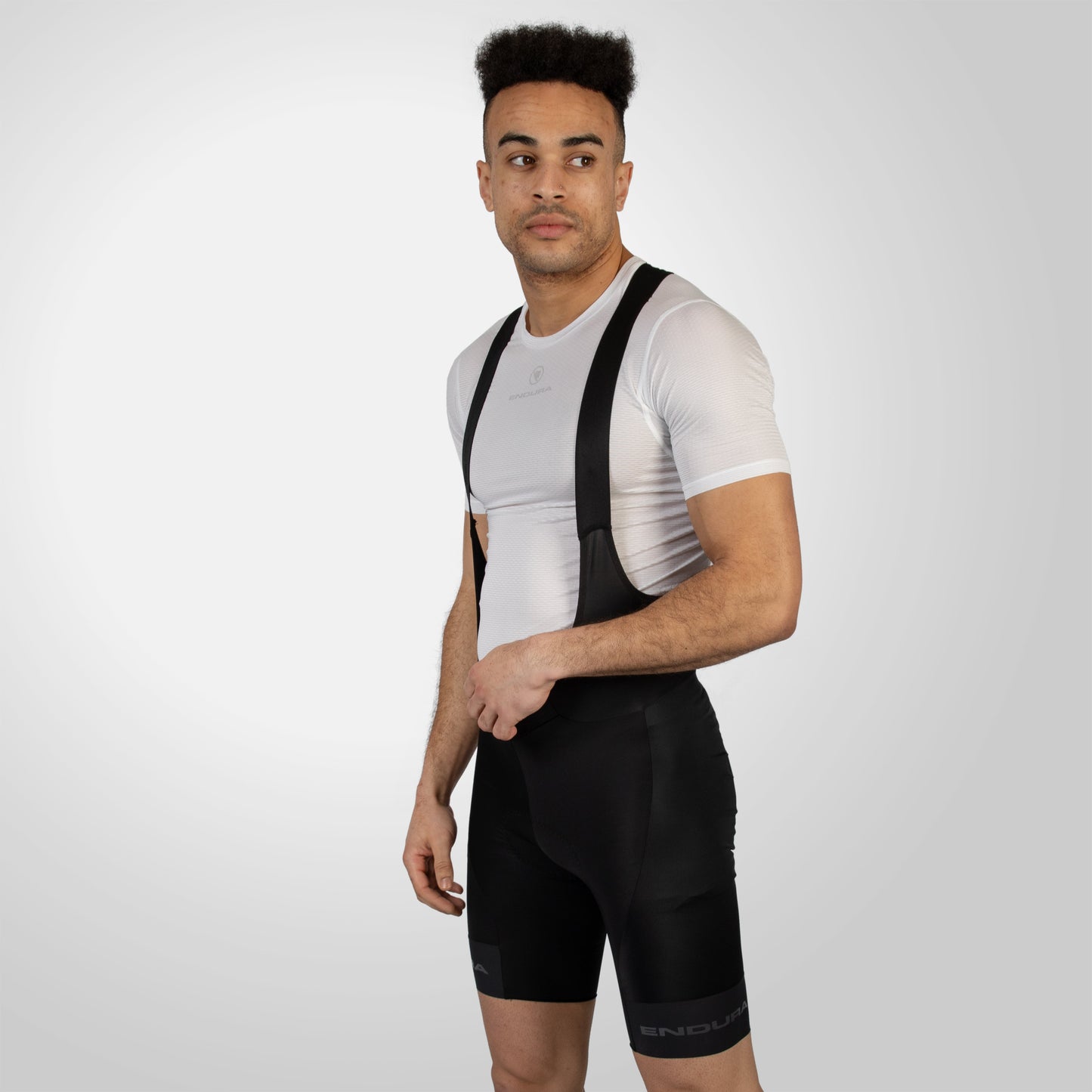 Shorts curtos com tiras pretas de endura fs260