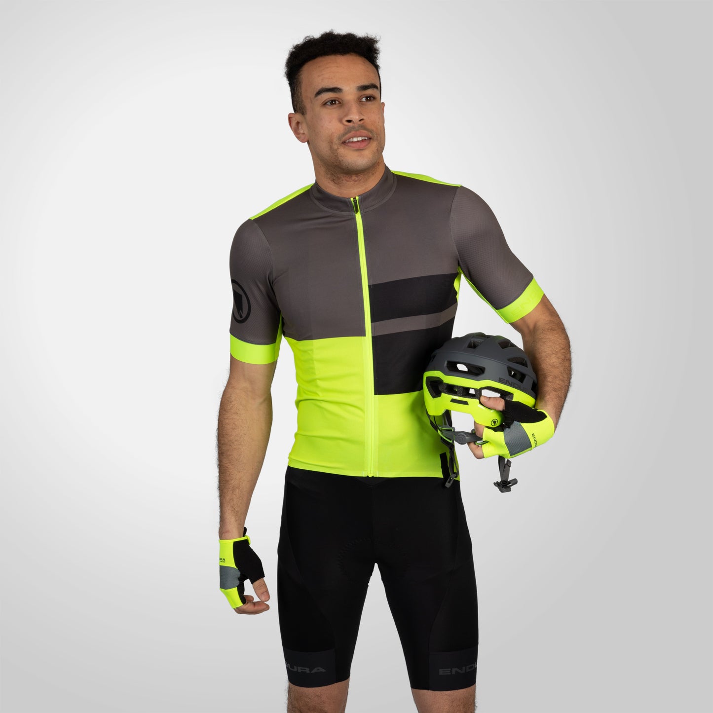 Shorts curtos com tiras pretas de endura fs260