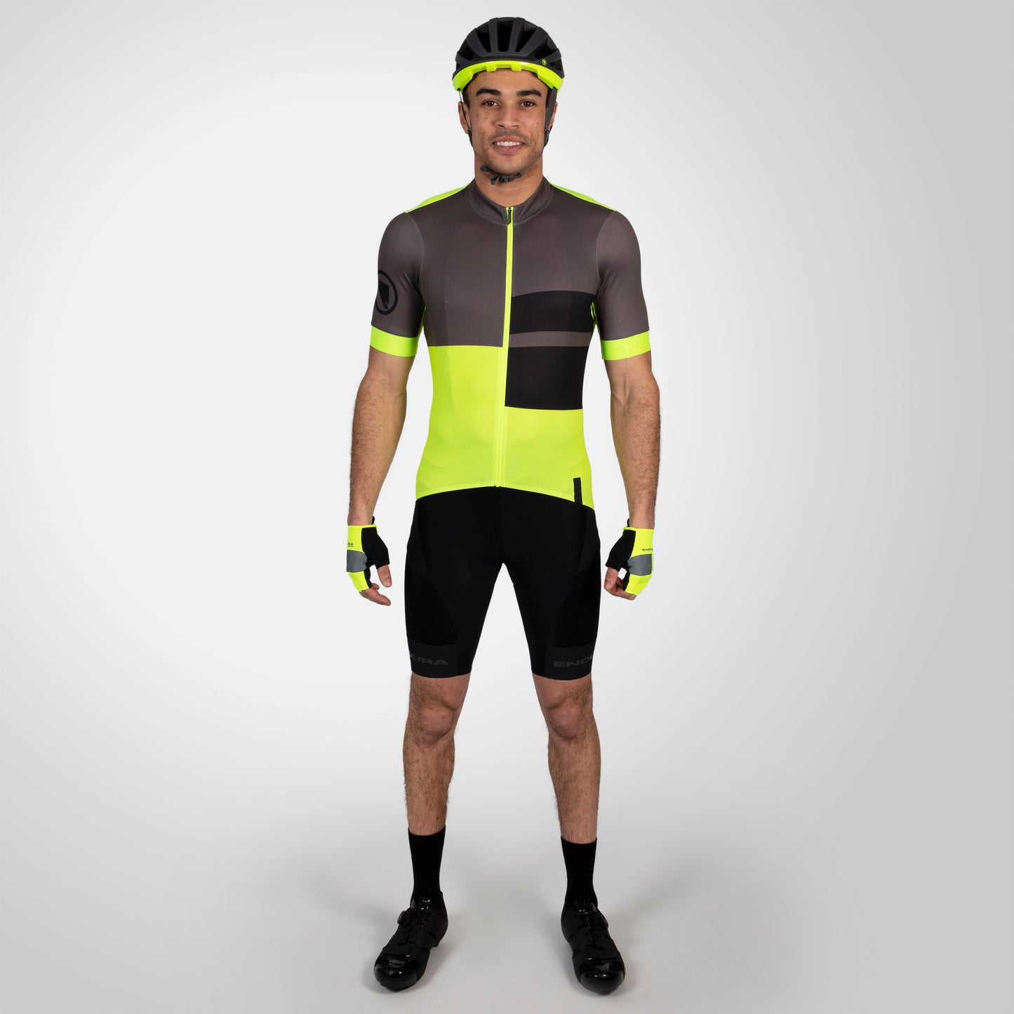 Shorts curtos com tiras pretas de endura fs260