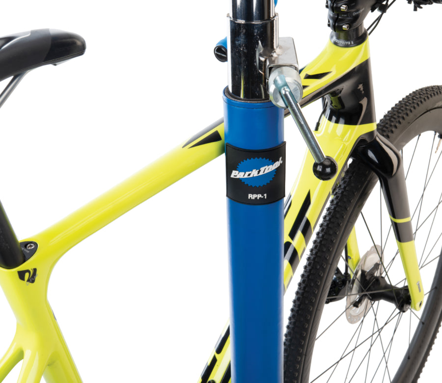 Park Tool RPP-1 com uma bicicleta encostada ao suporte de oficina