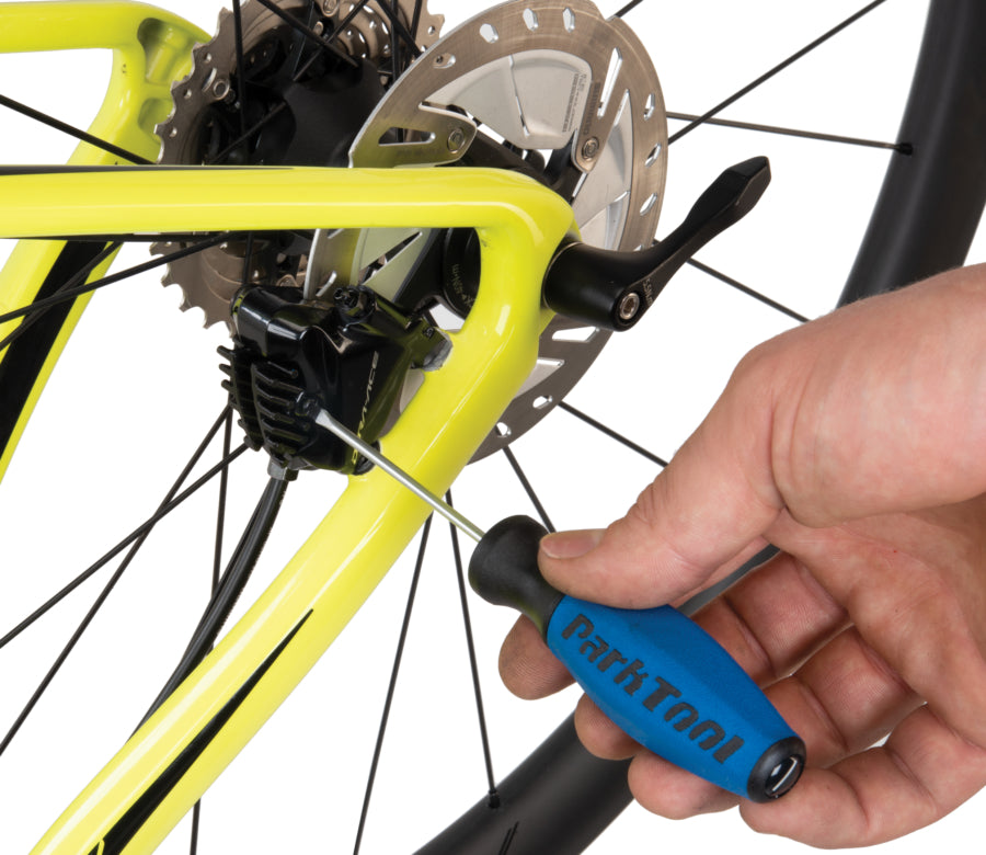 Chave de fendas plana Park Tool SD-3 numa pinça de travão hidráulico