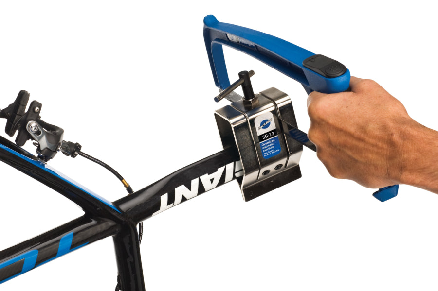 Park Tool SG-7.2 fixado a um espigão de selim aerodinâmico durante o corte