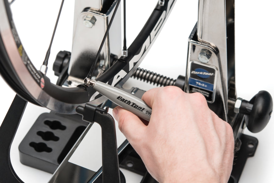 Park Tool SW-11 encaixada numa porca de raio Campagnolo de 5,5 mm