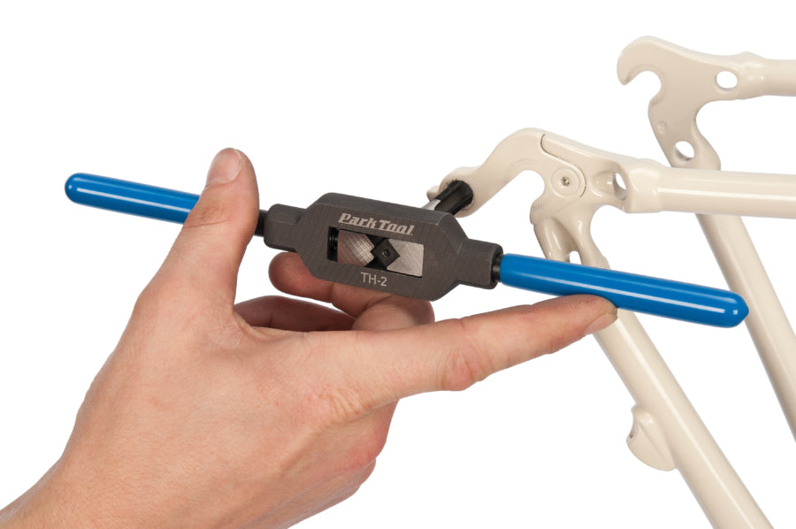 Park Tool TH-2 a acionar um macho TAP-10 num apoio de desviador