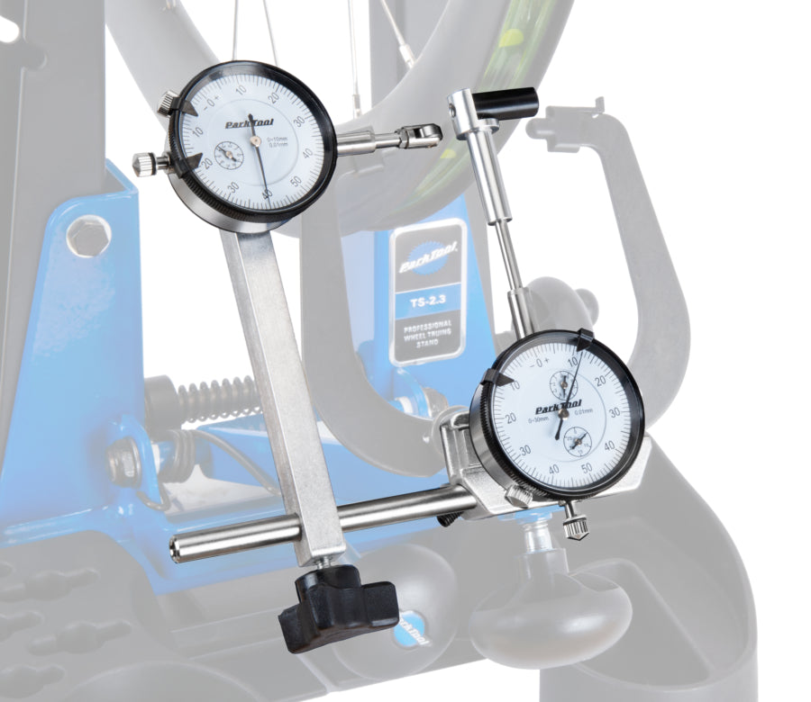 Park Tool TS-2DI montado num suporte de alinhamento TS-2.3