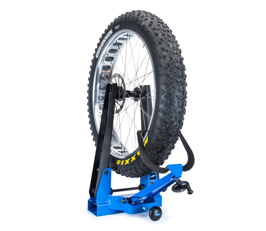 Park Tool TS-4.3 a segurar uma roda de fatbike com pneu