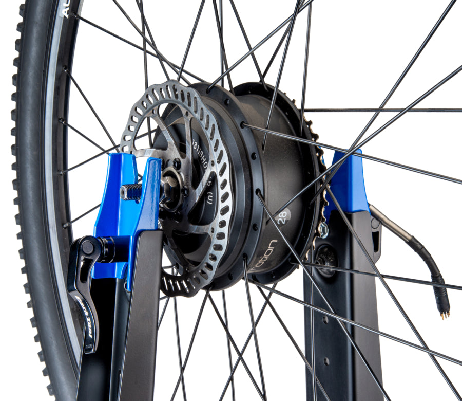 Park Tool TS-4EB a segurar uma roda de bicicleta elétrica