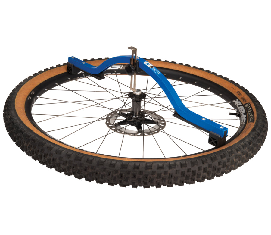 Park Tool WAG-4 a medir o desvio lateral de uma roda de BTT com travão de disco