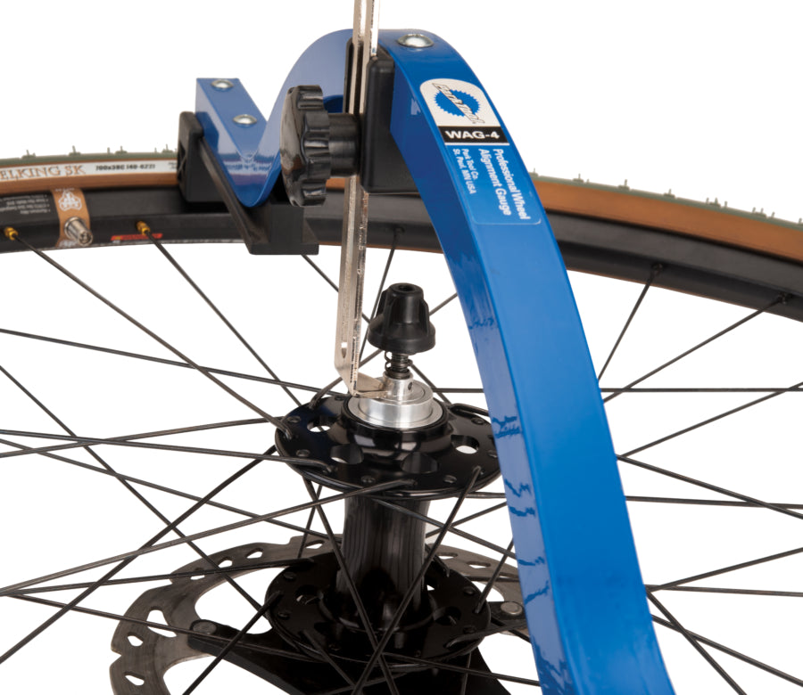 Park Tool WAG-4 com o indicador apoiado na extremidade exterior do eixo