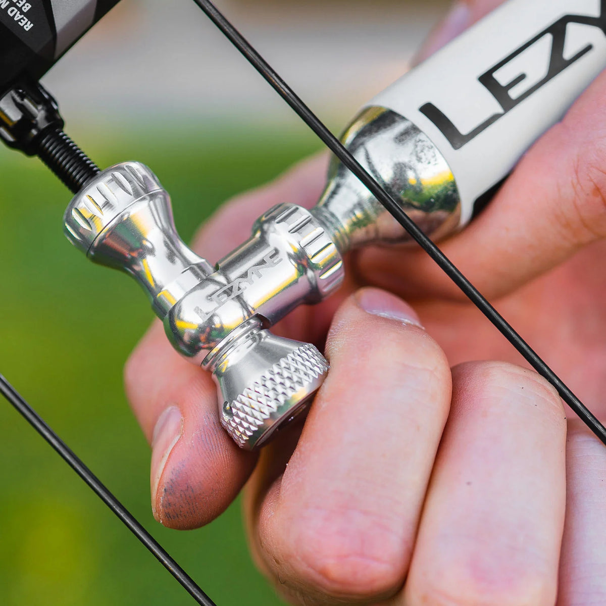 Inflador de CO2 LEZYNE CONTROL DRIVE + cartucho de CO2 roscado vermelho