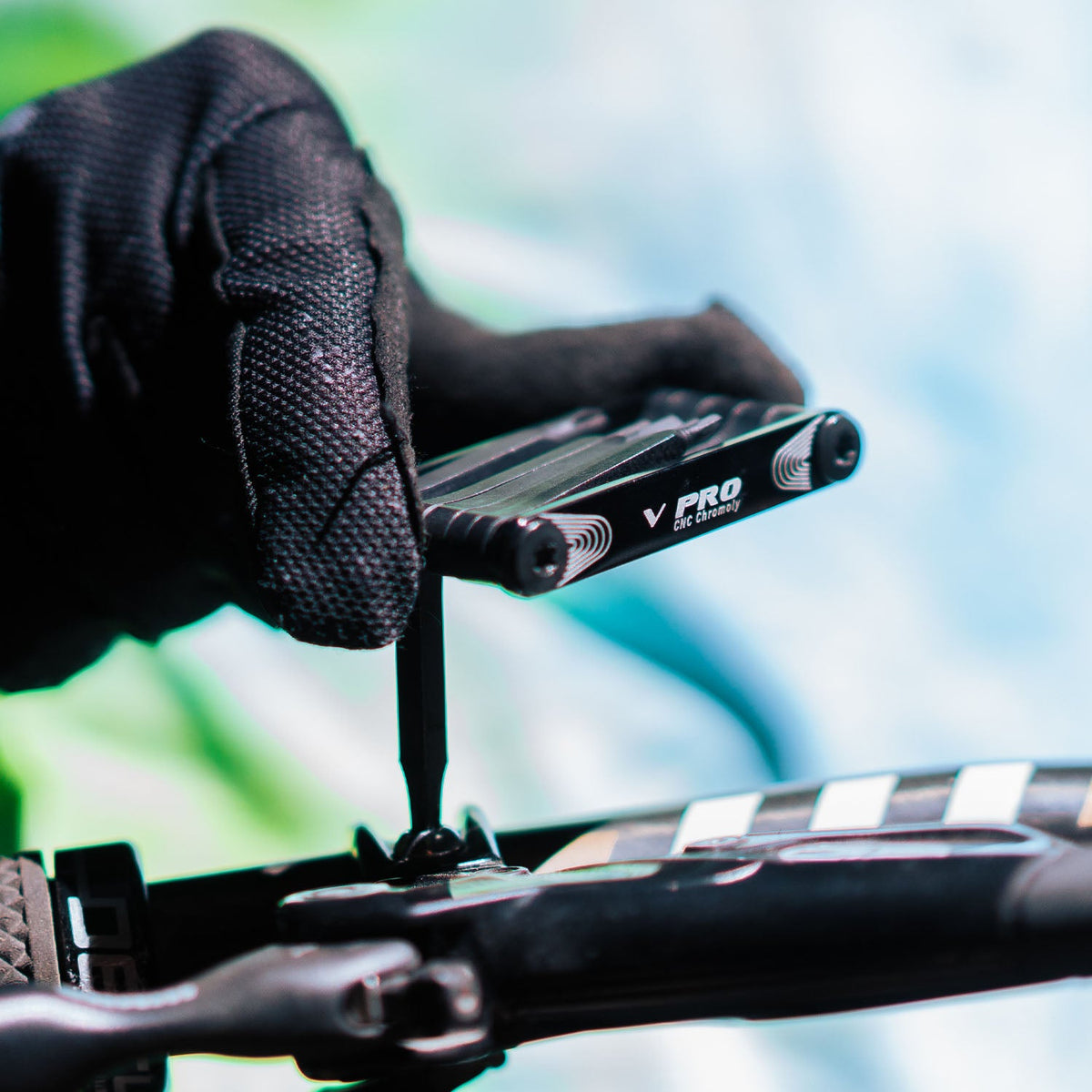 Lezyne V Pro 11 em utilização numa bicicleta de BTT
