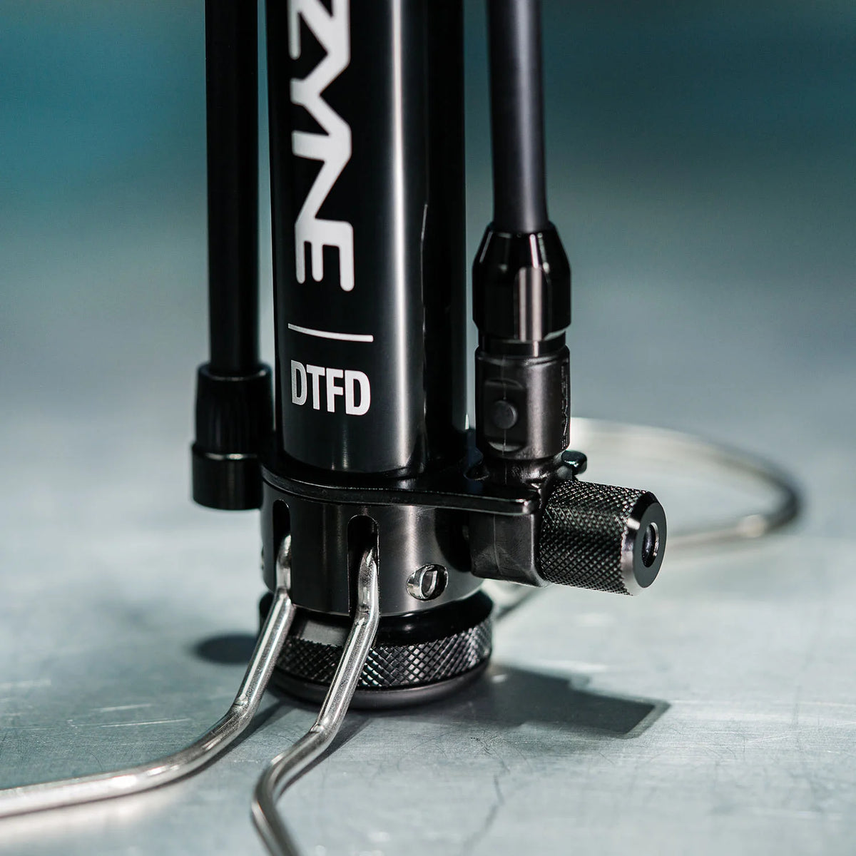 Bomba de pé LEZYNE DIGITAL TRAVEL FLOOR DRIVE preta