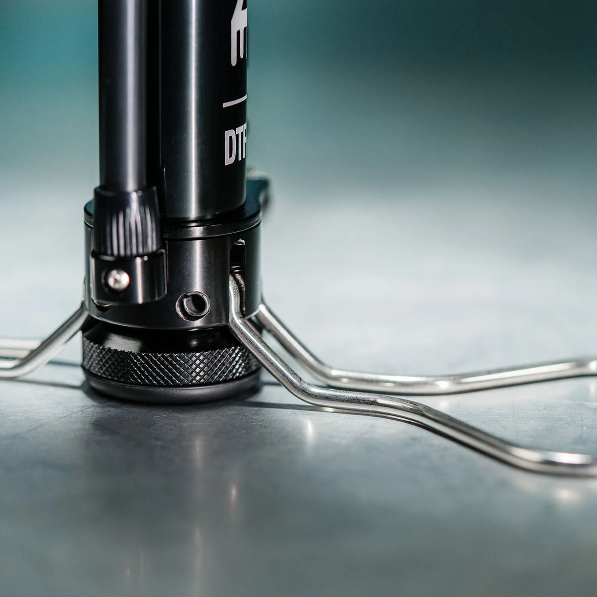 Bomba de pé LEZYNE DIGITAL TRAVEL FLOOR DRIVE preta