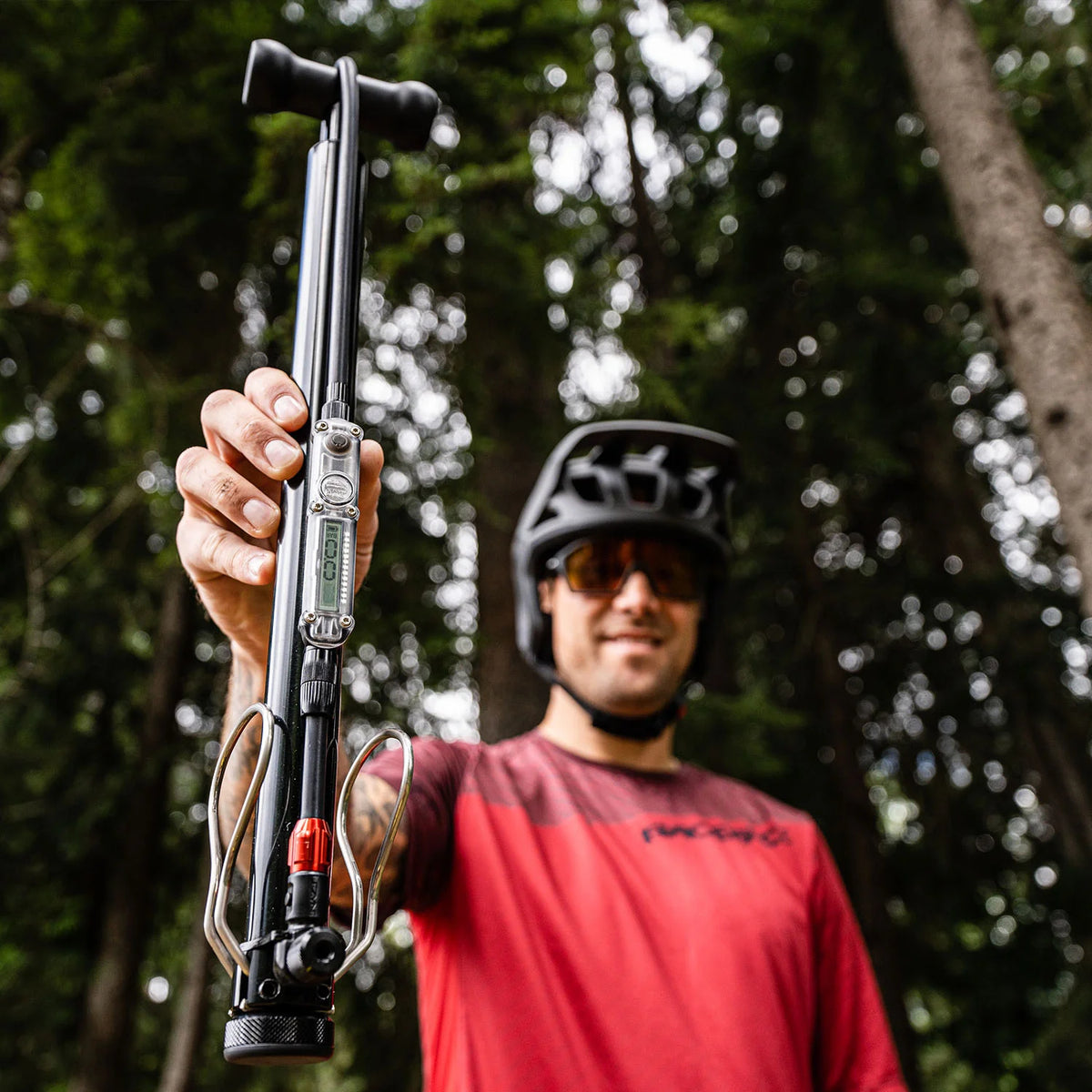 Bomba de pé LEZYNE DIGITAL TRAVEL FLOOR DRIVE preta