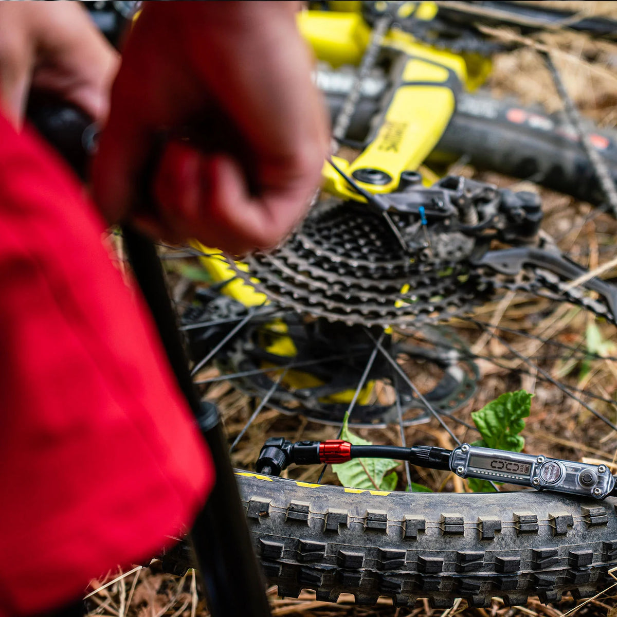 Bomba de pé LEZYNE DIGITAL TRAVEL FLOOR DRIVE preta
