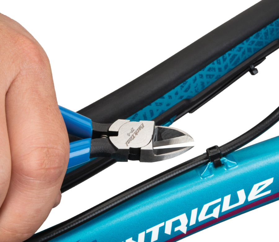 Park Tool ZP-5 a cortar a extremidade de uma abraçadeira de aperto
