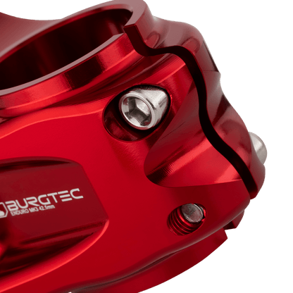 Avanço BURGTEC ENDURO MK3 vermelho — detalhe do aperto do tubo de direção