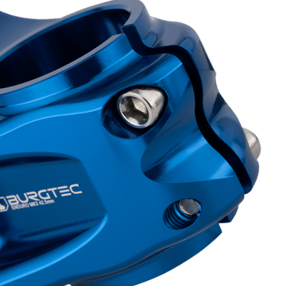 Avanço BURGTEC ENDURO MK3 azul — detalhe do aperto do tubo de direção