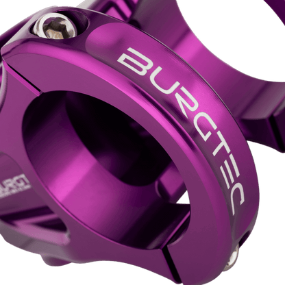 Avanço BURGTEC ENDURO MK3 violeta — detalhe do aperto do guiador