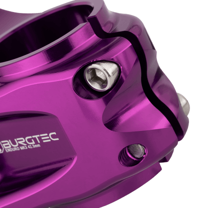 Avanço BURGTEC ENDURO MK3 violeta — detalhe do aperto do tubo de direção