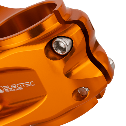 Avanço BURGTEC ENDURO MK3 laranja — detalhe do aperto do tubo de direção