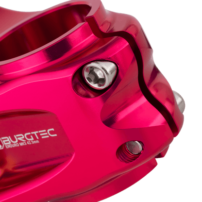Avanço BURGTEC ENDURO MK3 rosa — detalhe do aperto do tubo de direção
