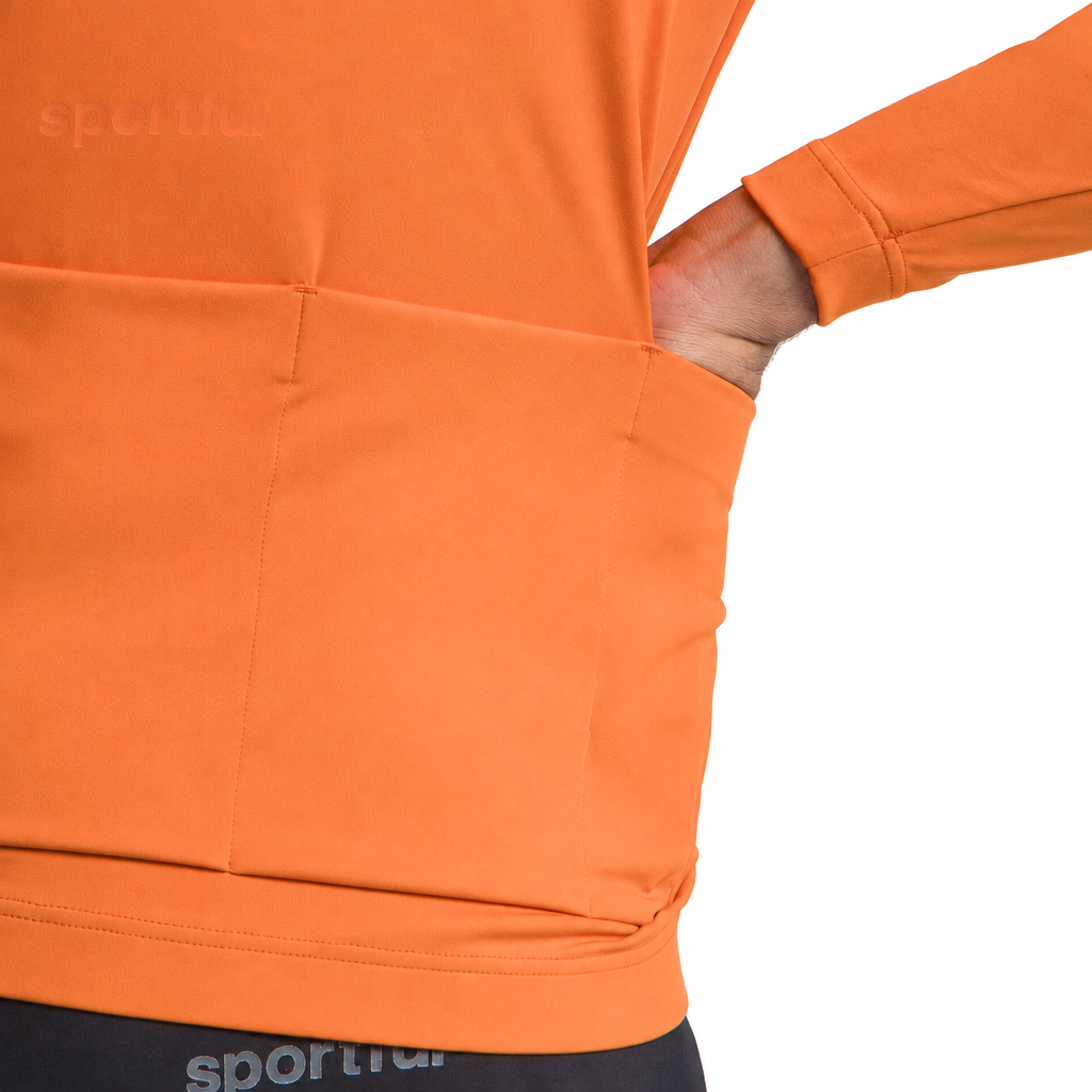 Casaco SPORTFUL CLASSIC 2 laranja, bolso traseiro sobre fundo branco