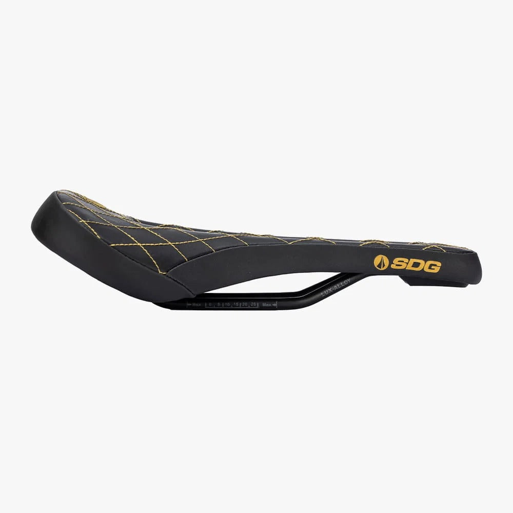 Selim SDG BEL-AIR V3 MAX com carris Lux-Alloy preto/dourado e pespontos