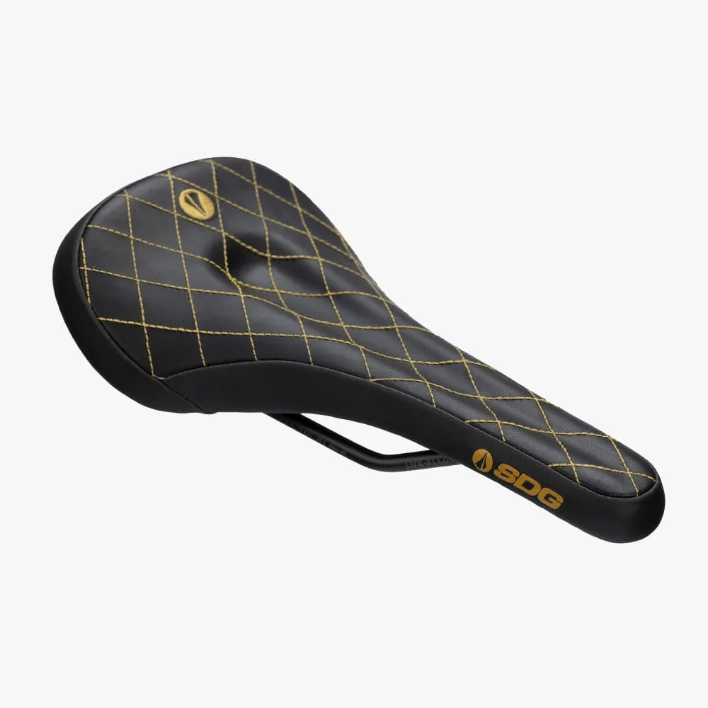 Selim SDG BEL-AIR V3 MAX com carris Lux-Alloy preto/dourado e pespontos
