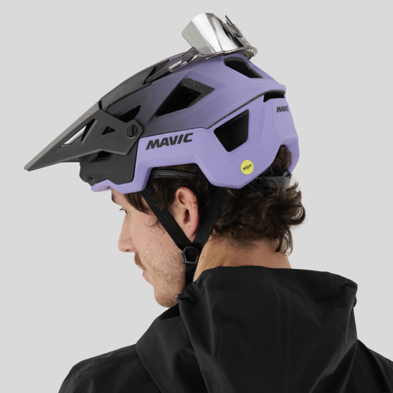Capacete de BTT MAVIC DEEMAX TRAIL preto/violeta - vista traseira a três quartos com o capacete colocado