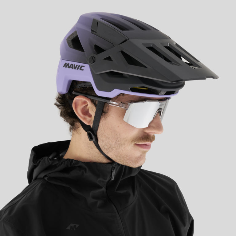 Capacete de BTT MAVIC DEEMAX TRAIL preto/violeta - vista de perfil com o capacete colocado