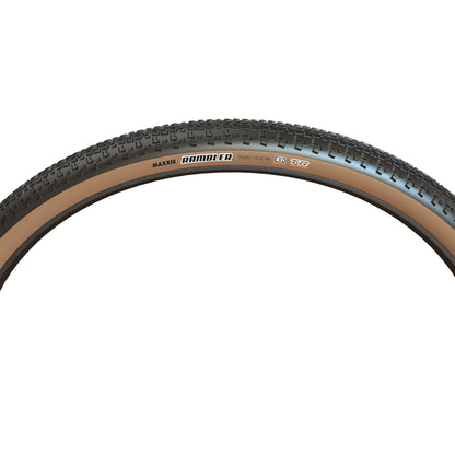 Pneu MAXXIS RAMBLER com flancos bege — vista lateral