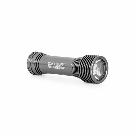 Luz dianteira EXPOSURE LIGHTS JOYSTICK 18 com suporte para capacete/guiador — vista do produto sobre fundo branco
