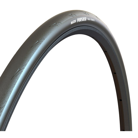 Pneu MAXXIS PURSUER preto — vista a três quartos sobre fundo branco