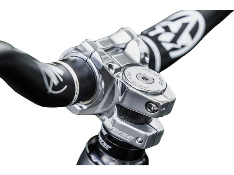 Avanço REVERSE COMPONENTS BLACK ONE D-2 Titanium prateado — vista a três quartos, montado na bicicleta